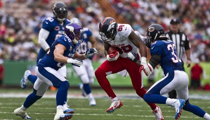 开云体育在线-德甲争冠夜，文班亚马的节奏，当篮球智慧照亮足球绿茵