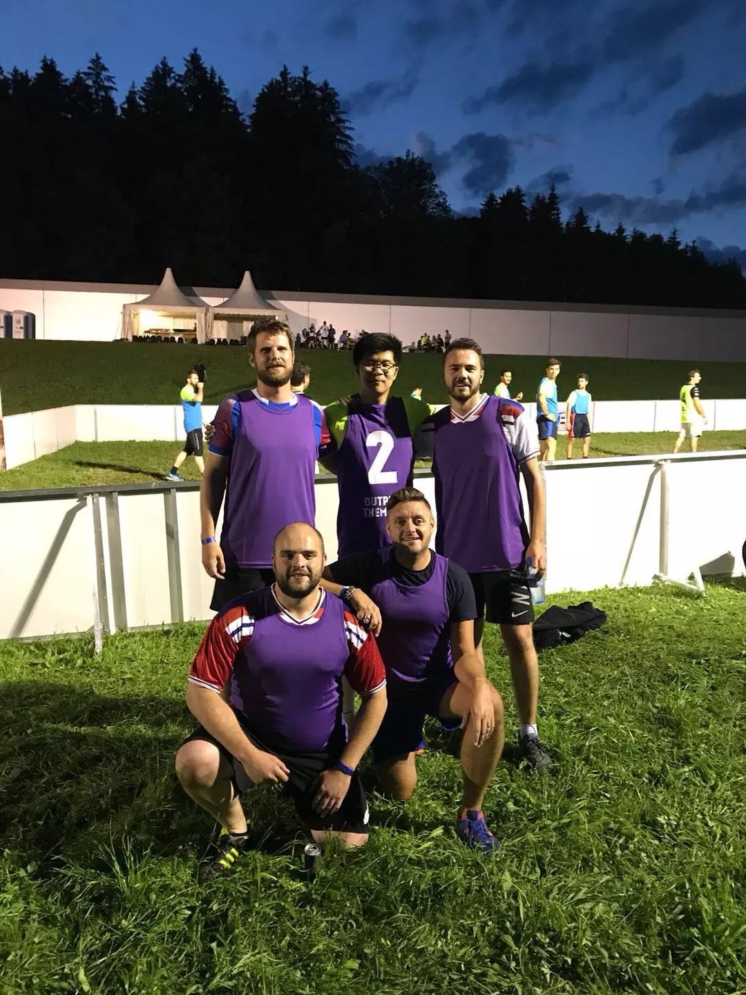 红牛二队鏖战迈凯伦,塞恩斯刷新纪录 红牛二队鏖战迈凯伦,塞恩斯刷新纪录