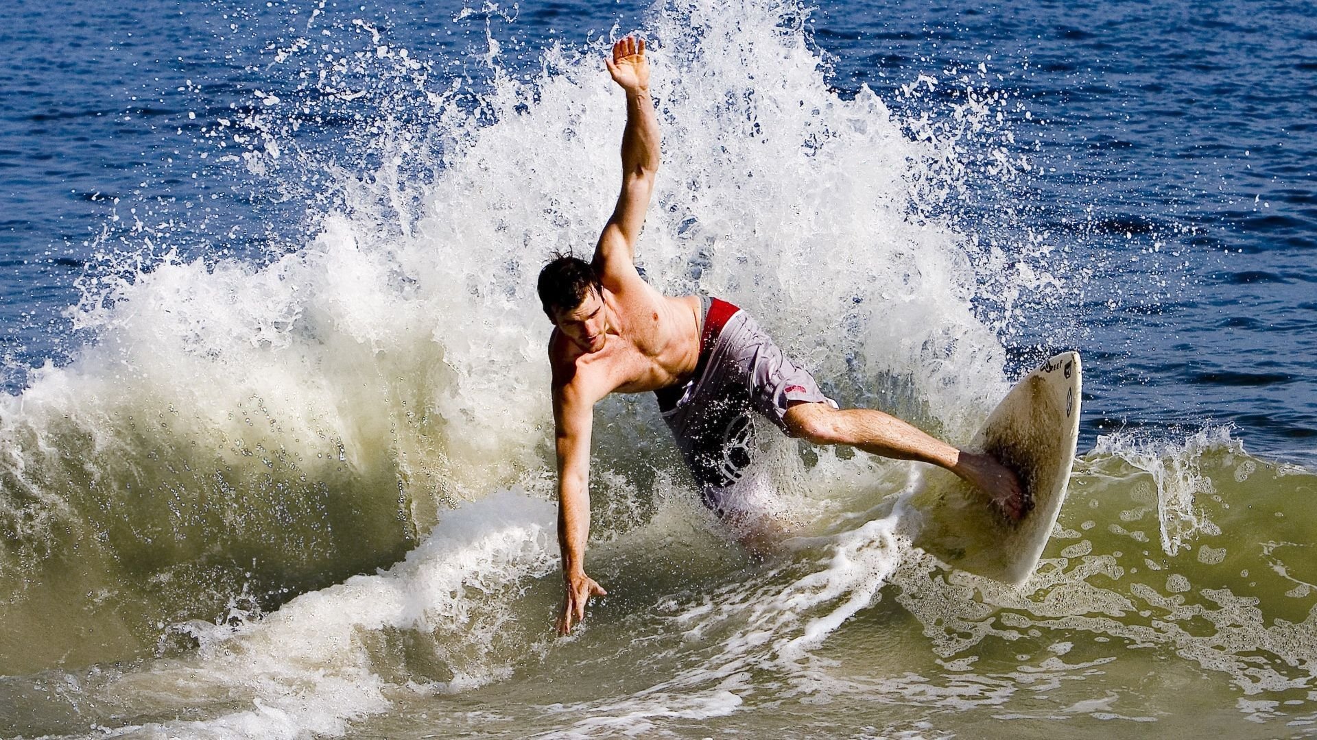 阿劳霍,当沉默的盾牌,在季后赛之夜发出惊雷