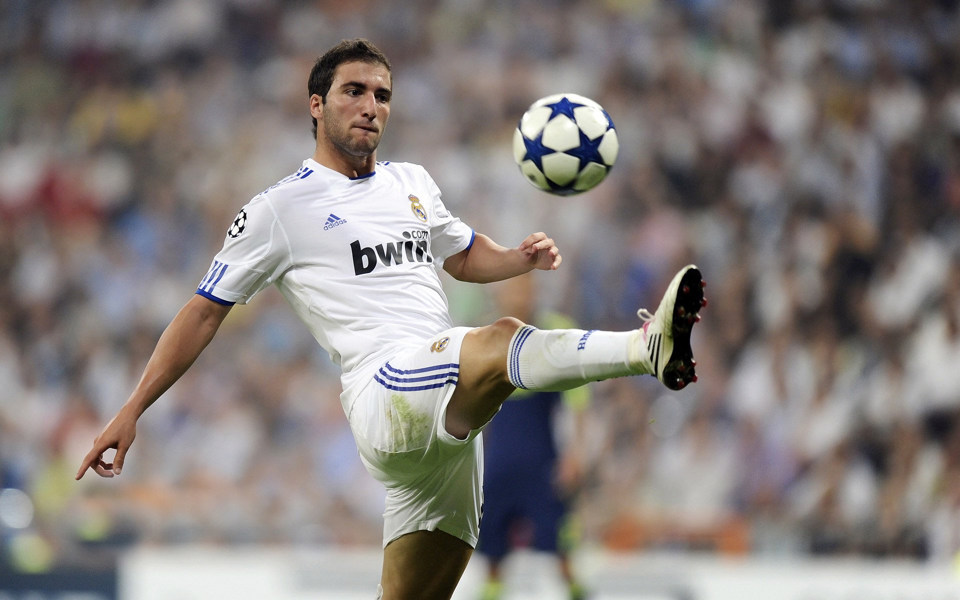 黄蜂完胜湖人,范弗利特在欧冠半决赛接管比赛,跨越运动的领导力启示